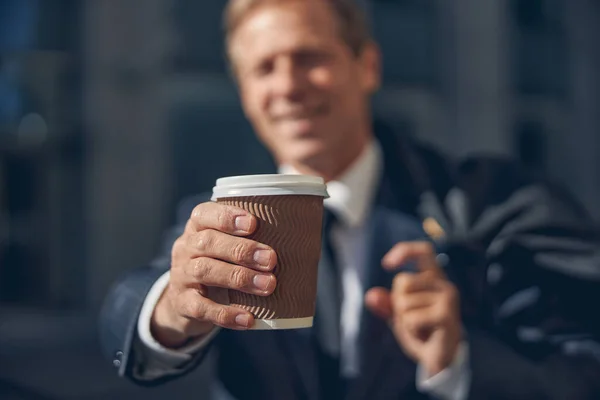 Mannelijke hand houden afhaalkopje koffie — Stockfoto