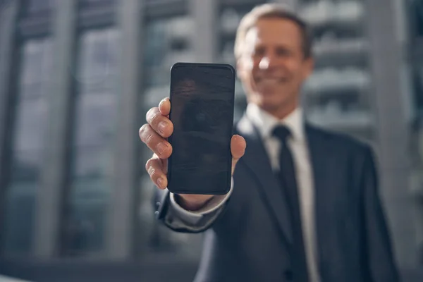 Man in pak met moderne mobiele telefoon — Stockfoto