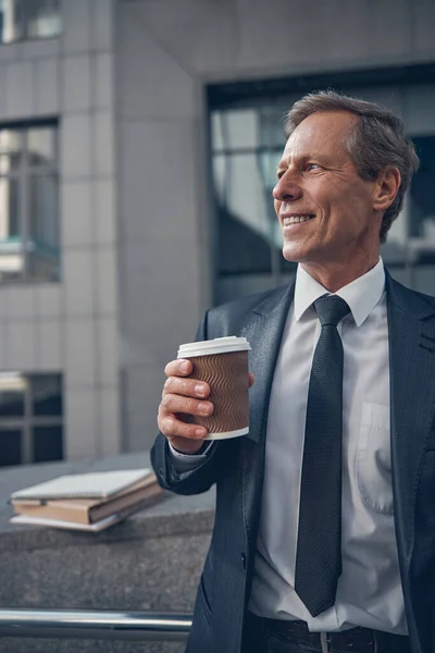 路上でコーヒーを飲むハンサムなビジネスマン — ストック写真