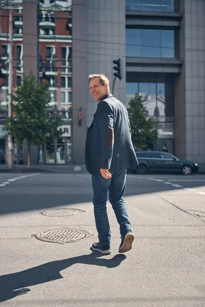Веселый стильный мужчина идет по улице — стоковое фото
