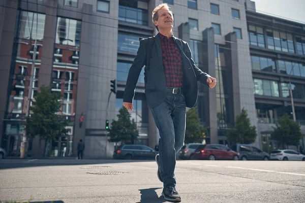 Elegante hombre alegre caminando por la calle —  Fotos de Stock