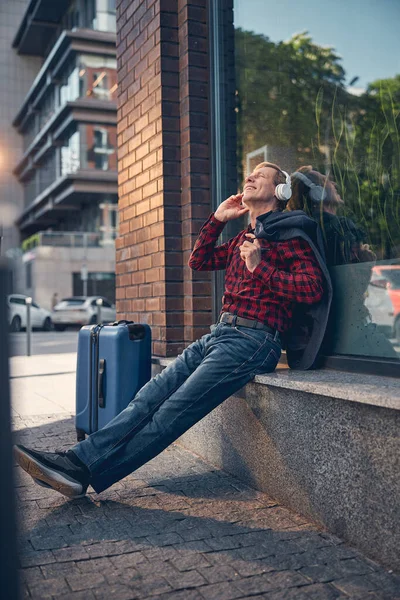 Hombre guapo en auriculares escuchando música al aire libre —  Fotos de Stock