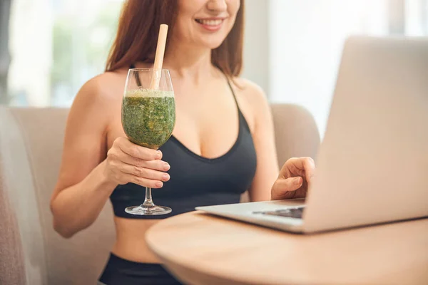 Sonriente dama caucásica escribiendo en su computadora — Foto de Stock