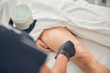 Güzellik salonunda cilt sorunlarının tedavisi