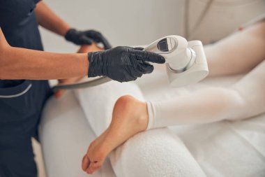 Bacaklardaki yağı azaltmak için özel aygıt kullanma süreci