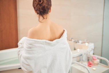 Esmer kadın banyoda yalnız kalıyor.