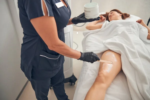 미용실에서의 피부 문제에 대한 전문적 인 치료 — 스톡 사진