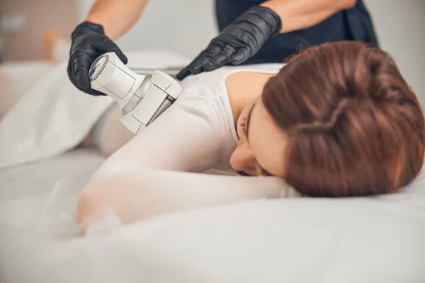 Cosmetólogo usando cuidado de la piel profesional en el salón de belleza — Foto de Stock