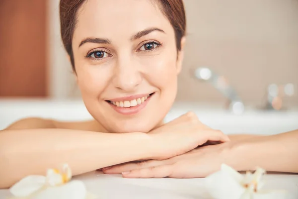 Aangename brunette vrouw genieten van comfort van het leven — Stockfoto