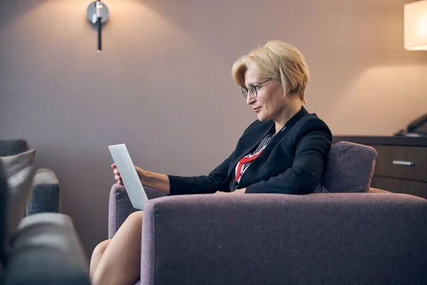 Krásná blondýnka pomocí notebooku v hotelovém pokoji — Stock fotografie
