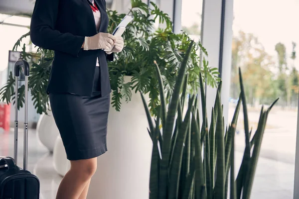 Elegancka bizneswoman z biletem lotniczym i telefonem komórkowym — Zdjęcie stockowe
