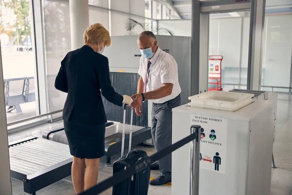 Elegant affärskvinna passerar genom bagagekontroll på flygplatsen — Stockfoto