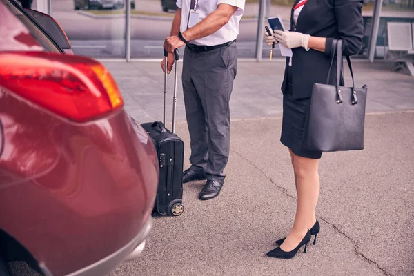 Aeroporto trabalhador masculino ajudando senhora para transportar bagagem — Fotografia de Stock