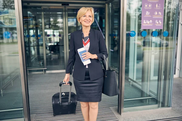 Hermosa mujer de negocios saliendo de la terminal del aeropuerto —  Fotos de Stock