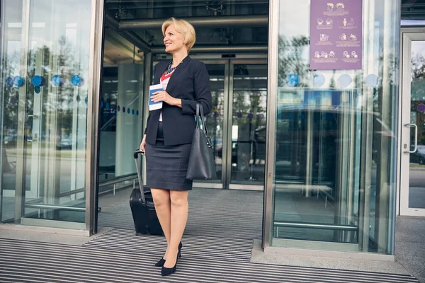 Belle femme joyeuse debout devant le terminal de l'aéroport — Photo