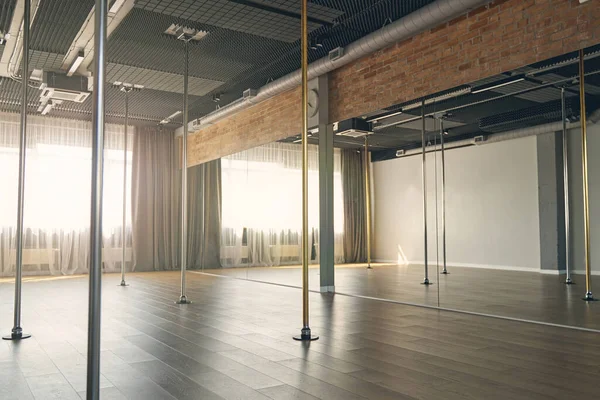 Εσωτερικό μοντέρνου στούντιο για pole dance — Φωτογραφία Αρχείου