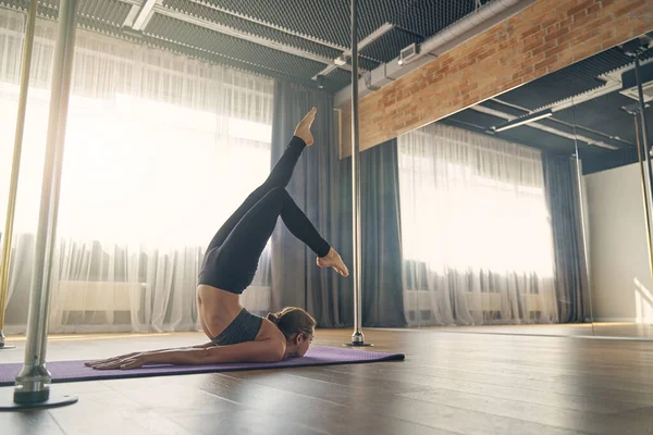 Yoga-Meisterin in umgekehrter Heuschreckenpose — Stockfoto