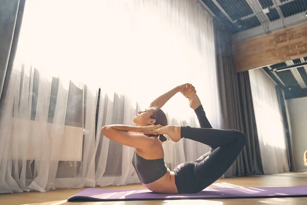 Bela mulher esportiva fazendo exercício de ioga no estúdio — Fotografia de Stock
