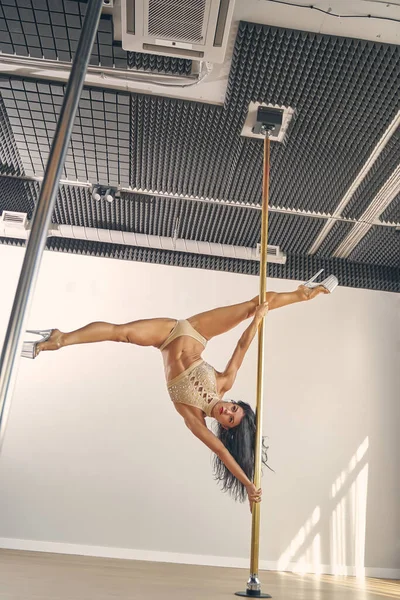 Sexy bailarina realizando trucos de pole dance —  Fotos de Stock