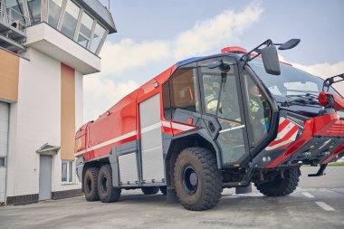 Dışarıdaki kırmızı makineyi acil durumlar için kullanın.