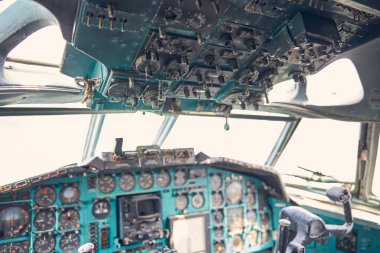Merkez kontrol panelleri olan pilot kokpiti uçağı