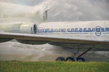 Güneşli bir günde açık havada duran beyaz bir uçak.