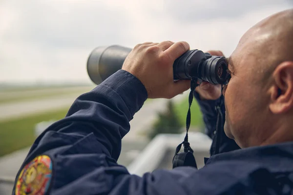 Muž sleduje teritoriální stav na venkovním prostranství — Stock fotografie