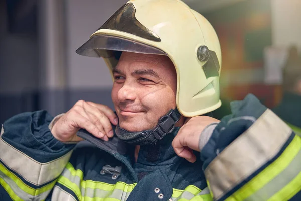 Retrato de bombeiro em uniforme protetor e capacete — Fotografia de Stock