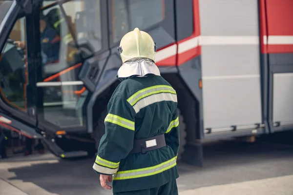 Bakåt på mannen vid brandstationen utomhus — Stockfoto