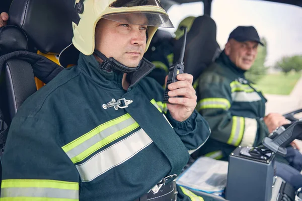 Forte bombeiro com walkie talkie na mão — Fotografia de Stock