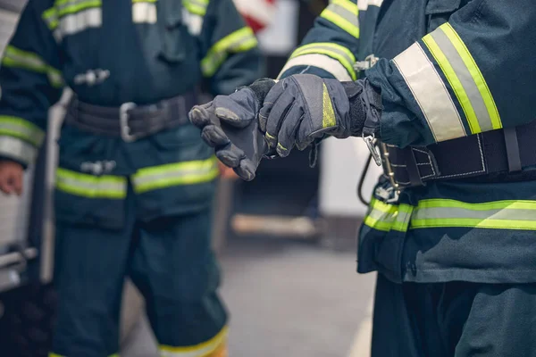 Portret van een sterke brandweerman die voor een andere man staat — Stockfoto