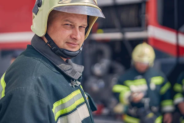 Tänksam man tittar på fotokameran — Stockfoto