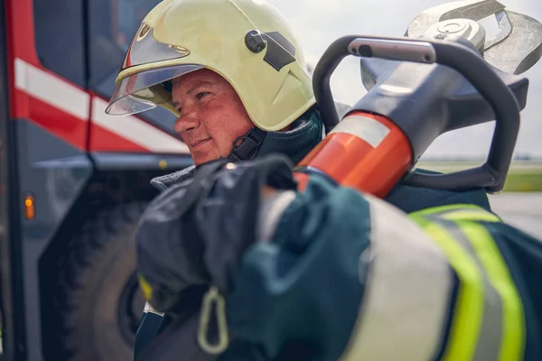 Volwassen man werkt bij de brandweerkazerne — Stockfoto