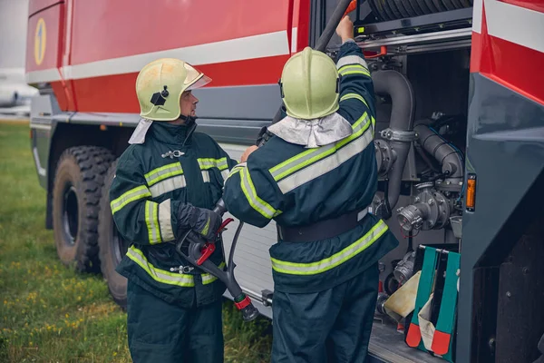 Poblíž požárního stroje pracují záchranáři. — Stock fotografie