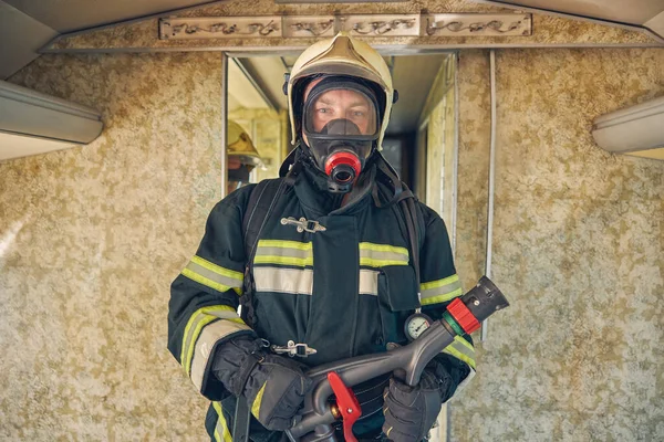 Bombeiro de resgate em capacete seguro e uniforme — Fotografia de Stock