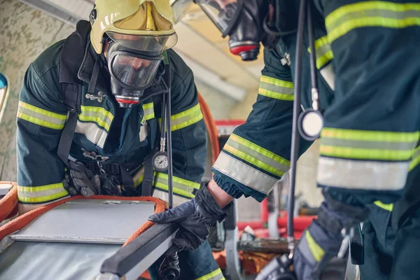 Brandmän som arbetar med verktyg för brandsläckning — Stockfoto