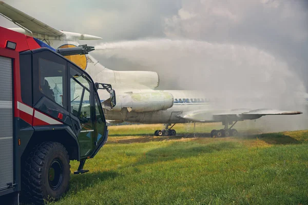 Imagem parte de aeronaves e máquina moderna vermelha no campo — Fotografia de Stock