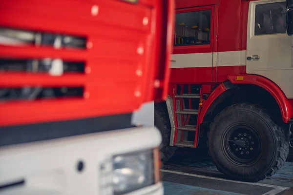 Två brandbilar på brandstationen — Stockfoto