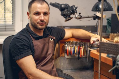 Modern Kafkasyalı zanaatkar çalışmaya hazırlanıyor.