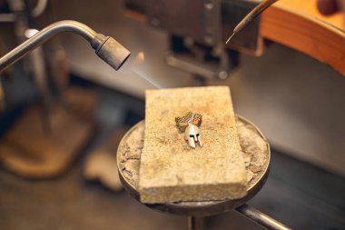 Metal bir iş yerine yönelik gaz yakıtlı hava lambası