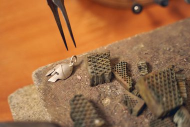 Paslanmaz çelik cımbızlar bir kolyenin üzerinde