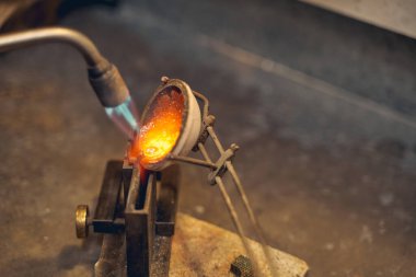 Kuyumcu metal işi için kaynak makinesi kullanıyor.