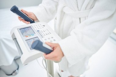 Makineyle cilt teması yapmak için güzel çıplak eller.