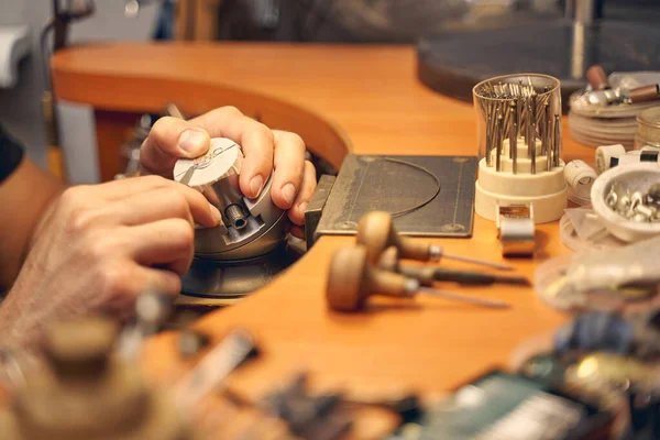 Joyero masculino trabajando con una herramienta de grabado — Foto de Stock