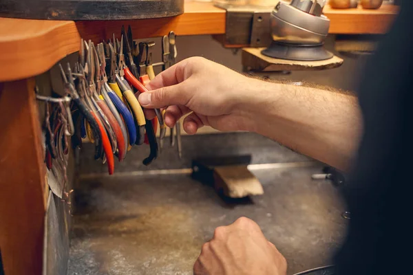 Trabajador masculino experimentado seleccionando el instrumento adecuado — Foto de Stock