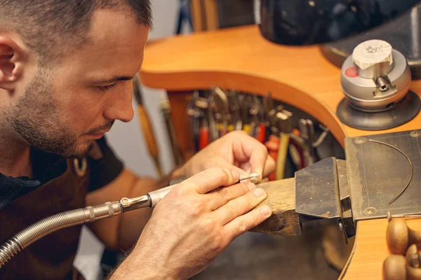 Joalheiro masculino trabalhando com uma ferramenta de mão — Fotografia de Stock