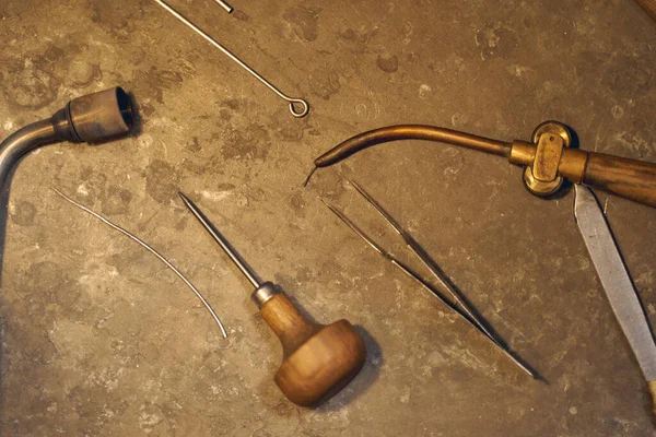 Sats av diverse instrument som används av en professionell juvelerare — Stockfoto