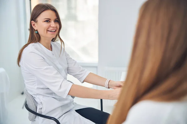 Šťastná veselá žena doktor mluví se svým pacientem — Stock fotografie