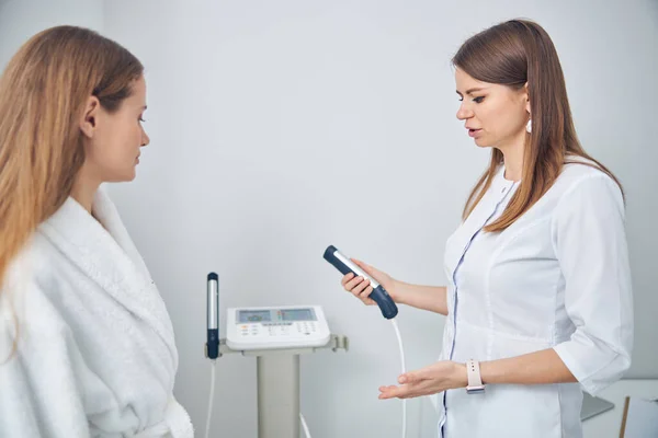 의료 기기를 사용하여 치료에 대해 이야기하는두 아름다운 여성 — 스톡 사진