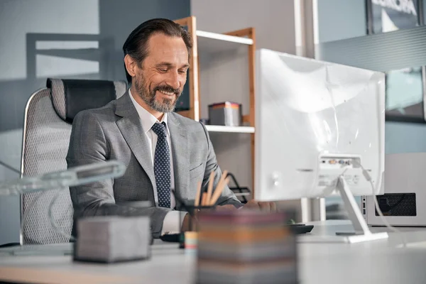 Hombre barbudo guapo trabajando en una oficina moderna — Foto de Stock